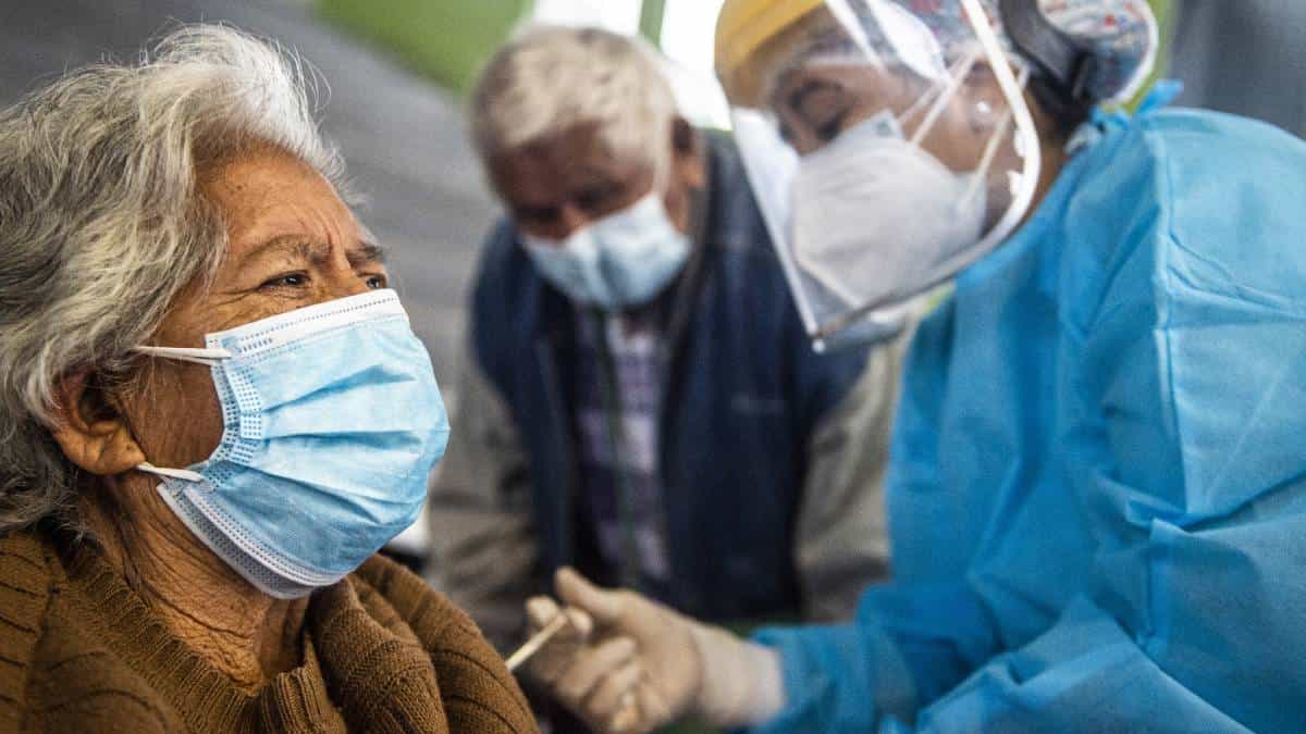 Dinero y descuentos a quienes se vacunen contra covid en Perú