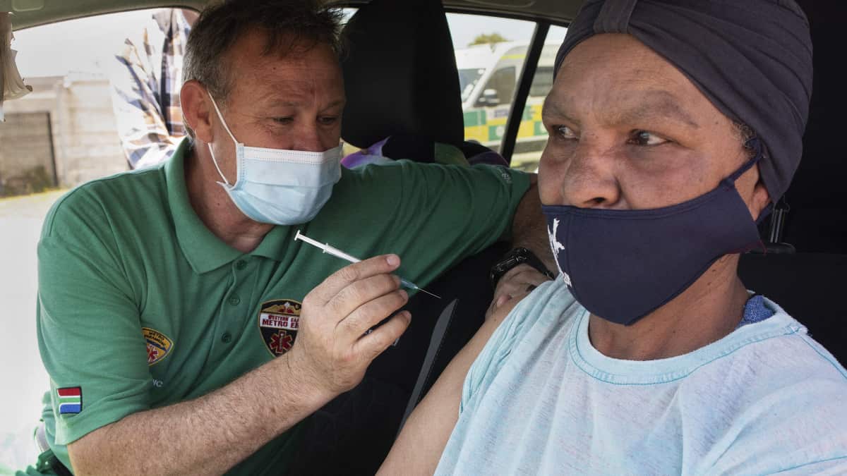 Sudáfrica administrará dosis de refuerzo anticovid de Pfizer en enero