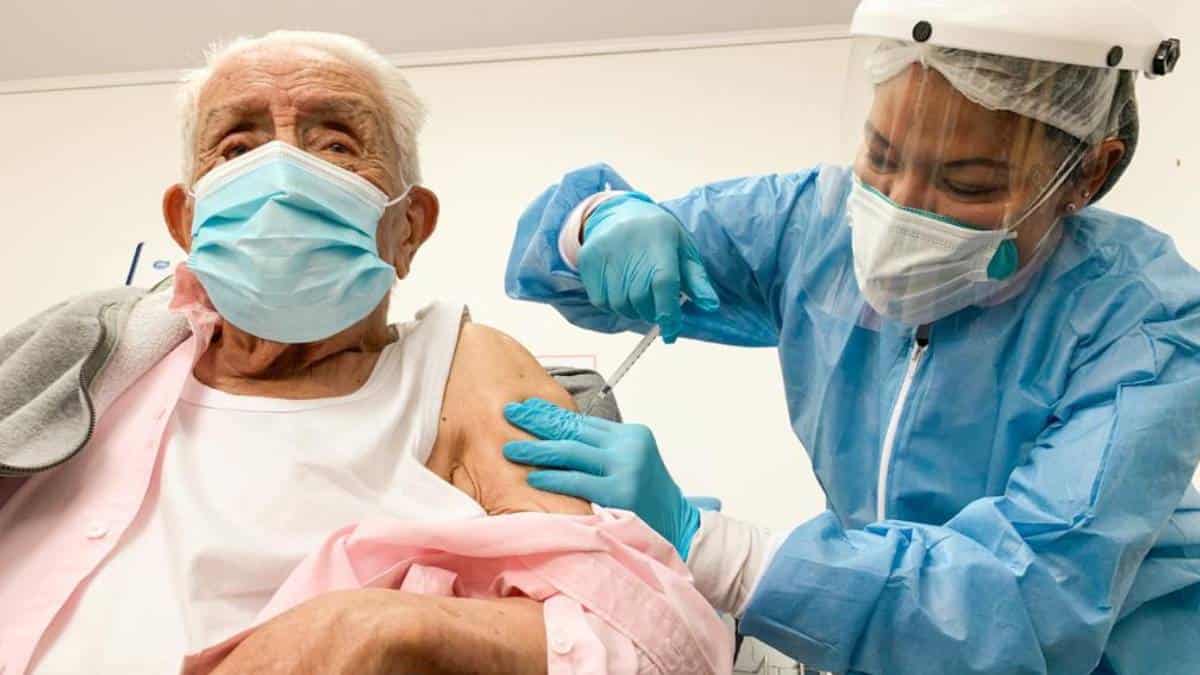 Foto: Ministerio de Salud Cerca de 2.000 ancianos en Cundinamarca no han acudido a aplicarse segunda dosis de vacuna anticovid.