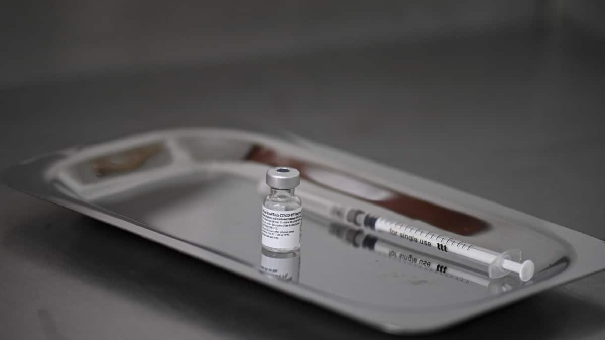 Personal de vacunación en Sabanaeta denunció que no les han pagado.