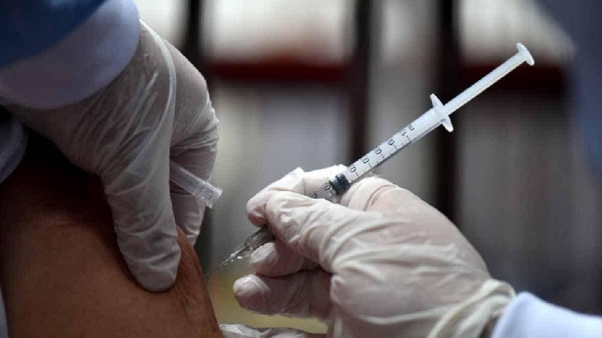 ¿Cuándo podrá aplicarse su tercera dosis de vacuna anticovid si es mayor de 18 años?