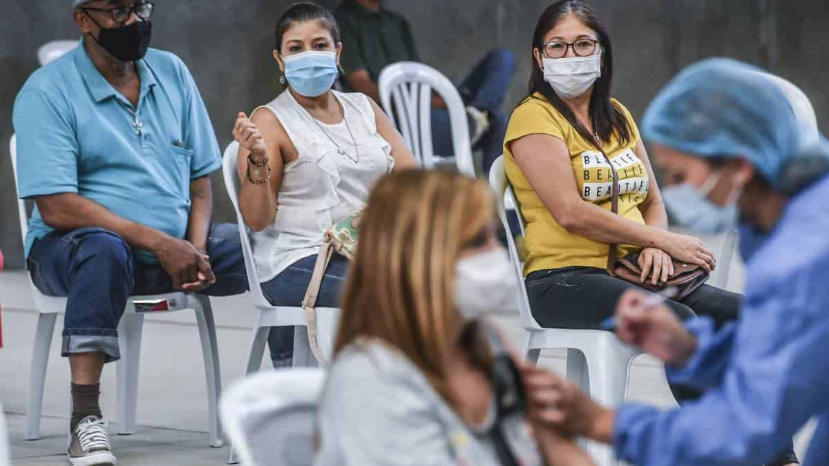 Desde este viernes, personas entre 40 y 44 años podrán recibir vacuna covid sin cita