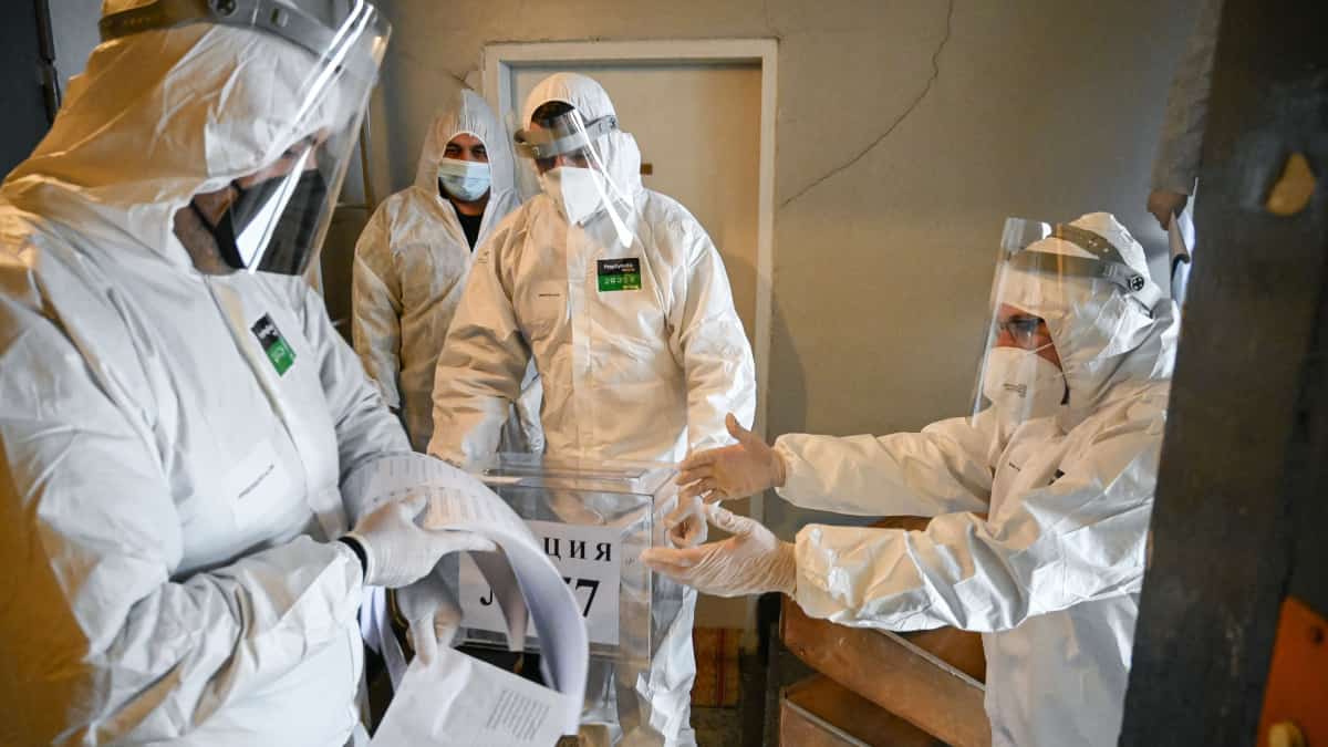 Ómicron se propaga más rápidamente y vacunas son menos efectivas: OMS