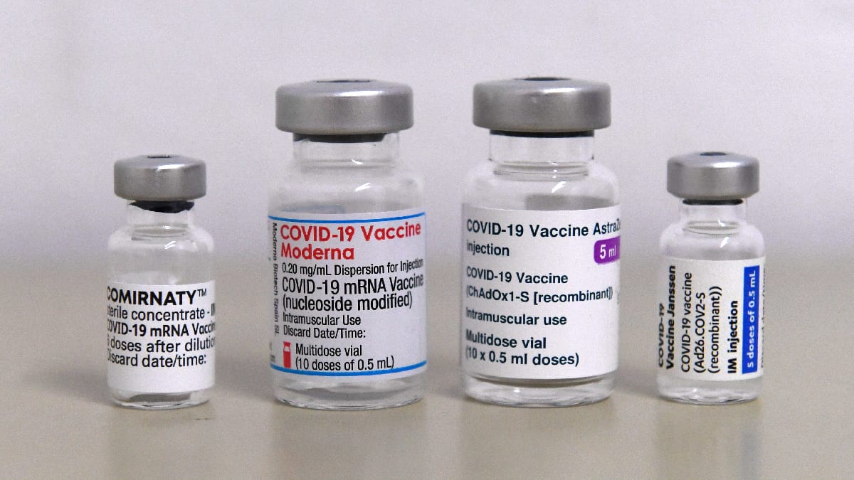 Regulador europeo de medicamentos podría aprobar vacunas contra variante ómicron en cuatro meses