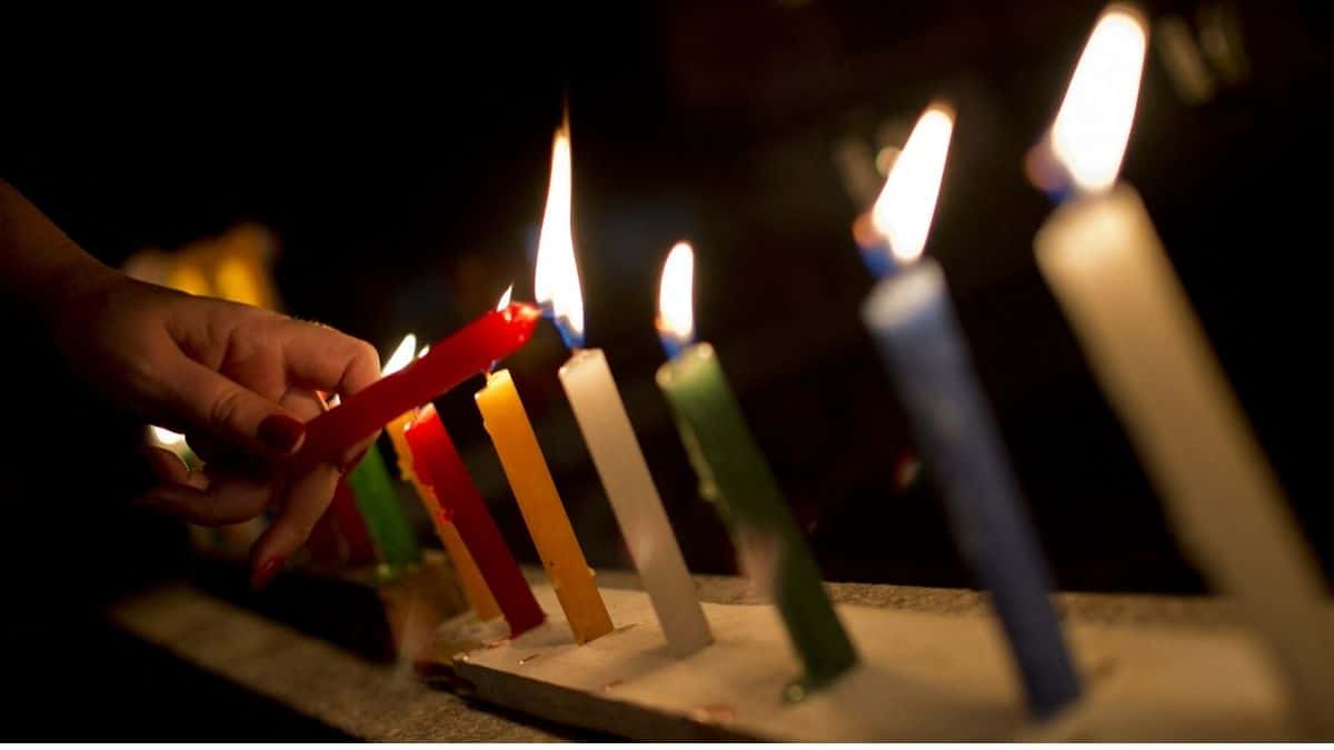 El paquete de velas subió para la celebración tradicional del día de las velitas celebrada el 7 de diciembre todos los años.