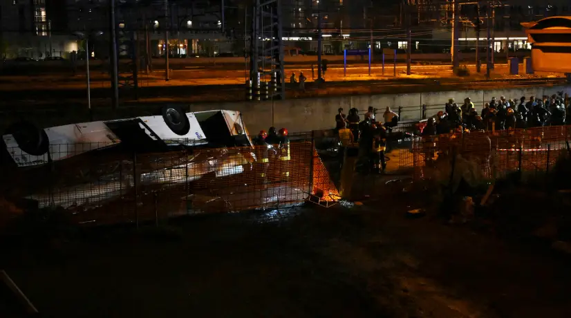 Bus cae de un puente y se incendia dejando al menos 21 muertos en Venecia, Italia