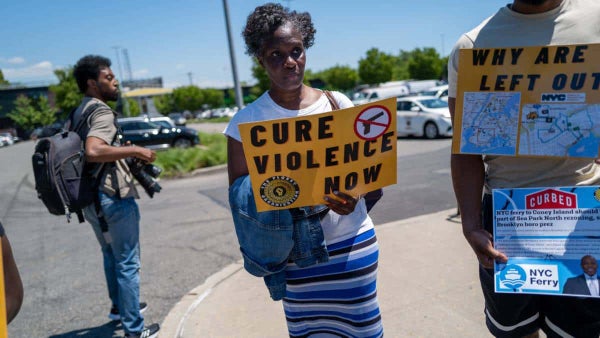 Nueva York eleva a 21 años la edad para comprar armas semiautomáticas