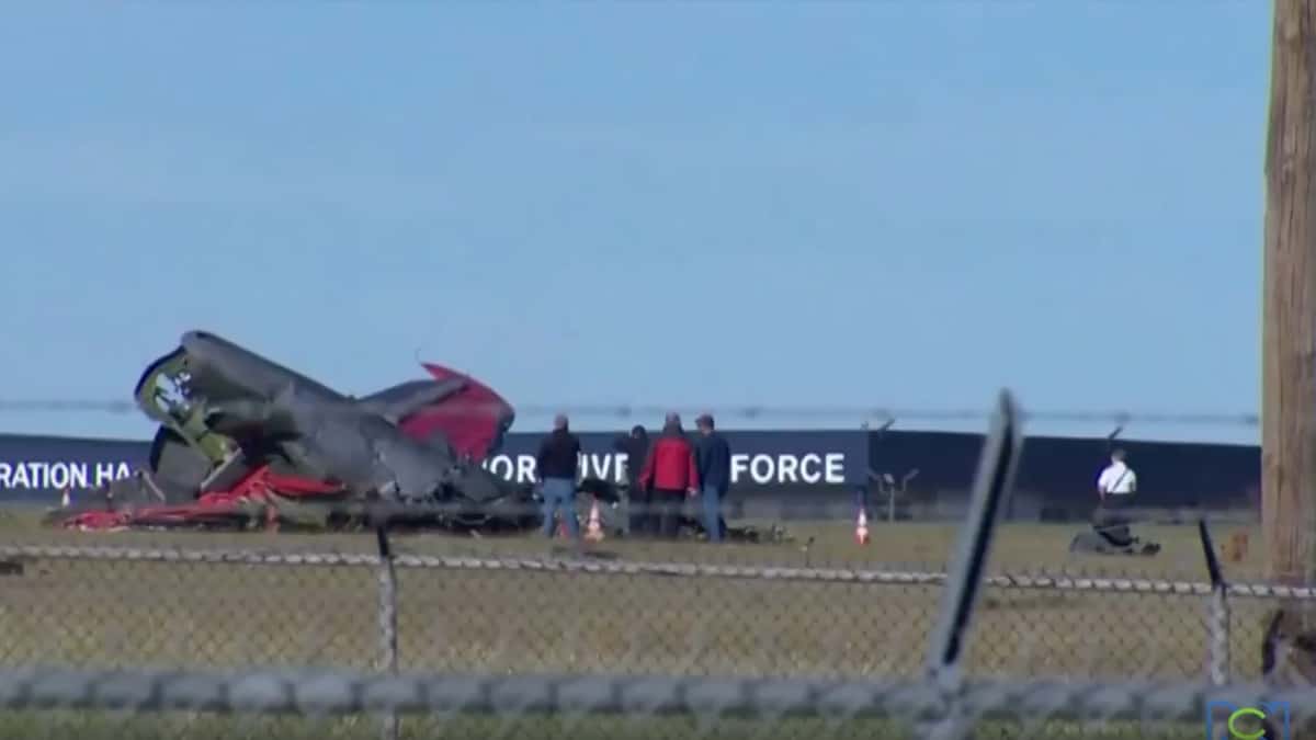 Video: choque de un bombardero y una avioneta en Dallas
