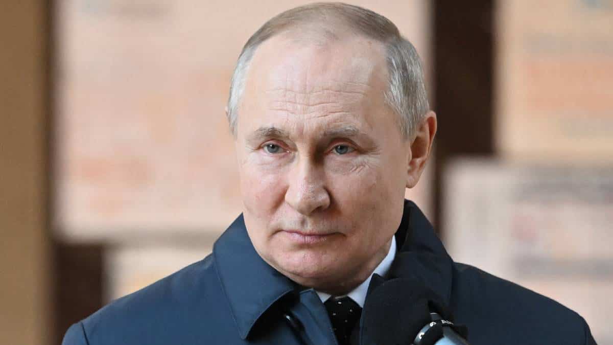 Ciudadanos ucranianos protestan frente a la embajada rusa en Colombia