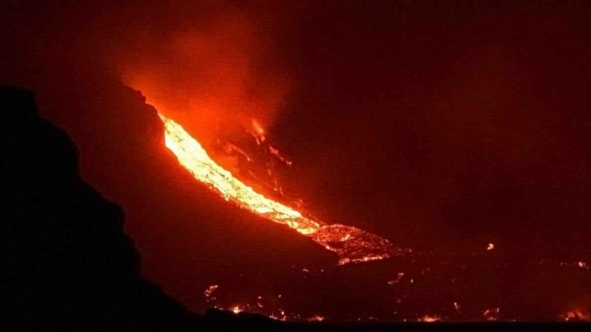 Foto: AFP. Volcán de Canarias expulsa nueva colada de lava muy líquida.