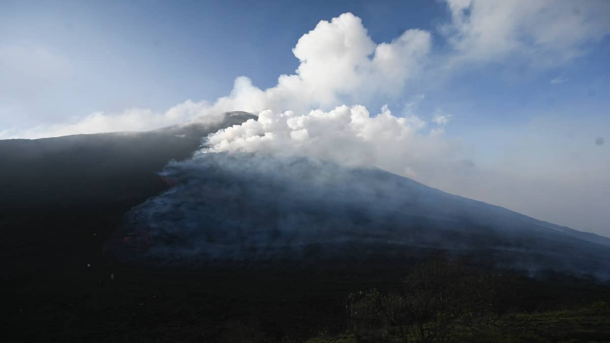 Volcán de Fuego entra en erupción en Guatemala sin evacuaciones.