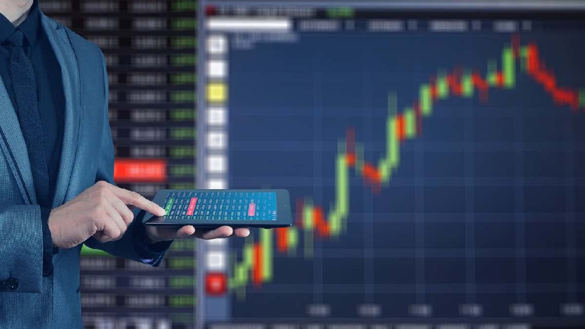 Wall Street cierra en fuerte baja ante suba de tasas de bonos de EE.UU.