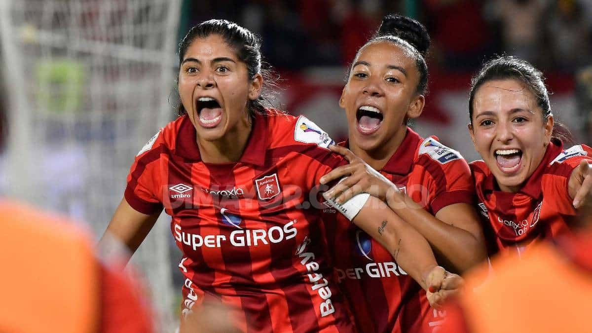 Catalina Usme (izq.) celebrando un gol con América femenino.