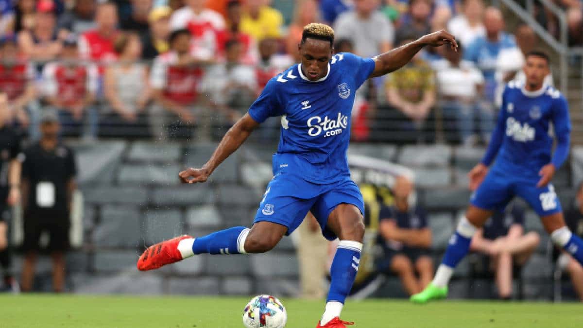 Yerry Mina se lesiona en el primer partido del año