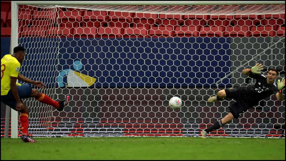 Yerry Mina y Dibu Martinez