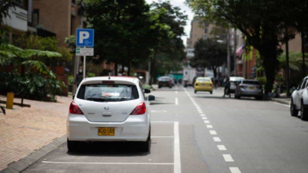 ¡Pilas! Por estas razones le ponen cepo en las zonas de parqueo pago en Bogotá
