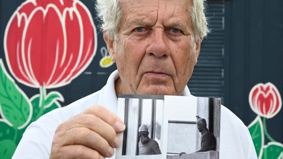Klaus Langhoff muestra una de sus fotografías de la la toma de rehenes en los Juegos Olímpicos de Múnich de 1972.