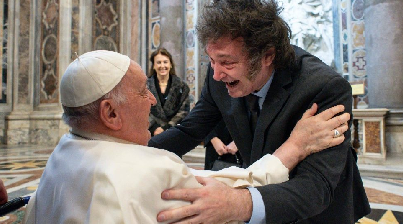 El abrazo entre el papa Francisco y Javier Milei que da la vuelta al mundo