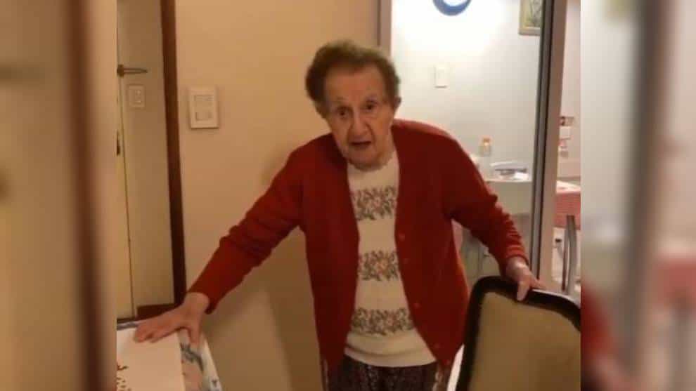 Sobreviviente del holocausto increpa a quienes salen durante cuarentena