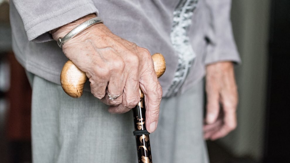 Abuelas españolas combaten el confinamiento con baile y jardinería