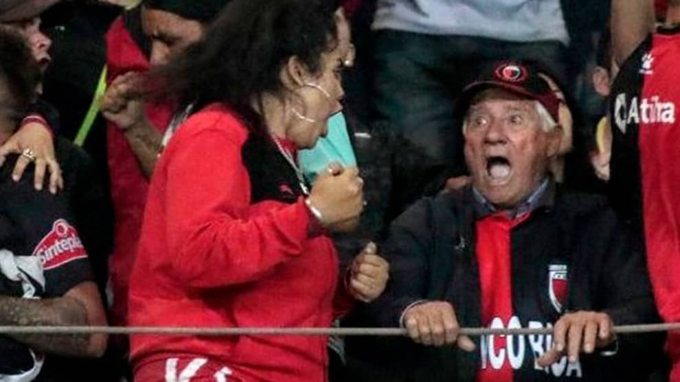 La emotiva reacción de un abuelo celebrando el triunfo de su equipo favorito