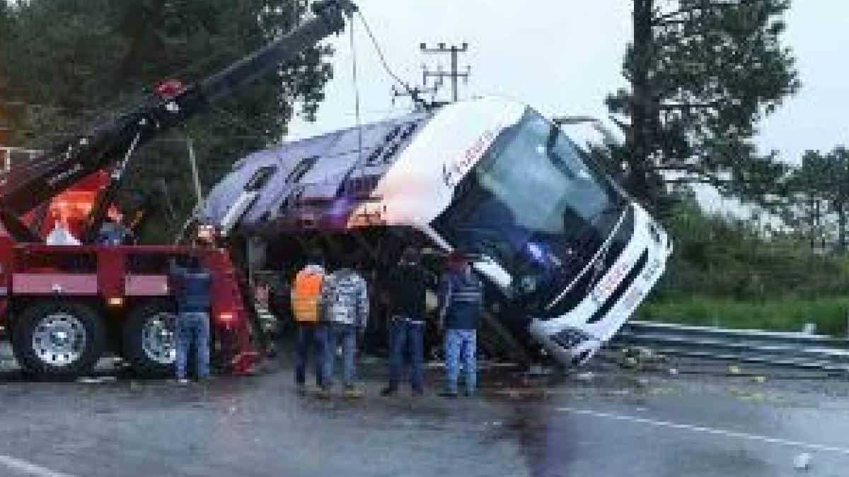 Al menos siete muertos tras choque de autobús con dos vehículos en Perú