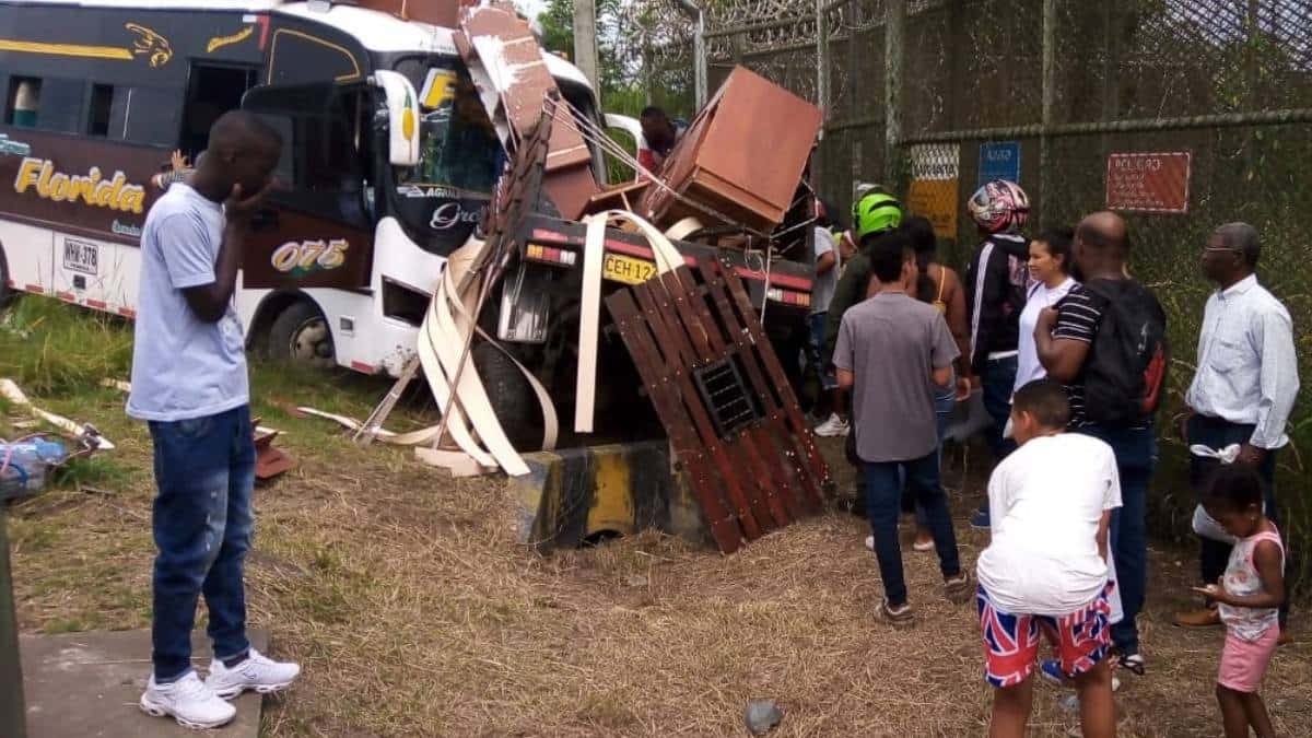 Accidente dejó dos muertos y 12 heridos en La Candelaria