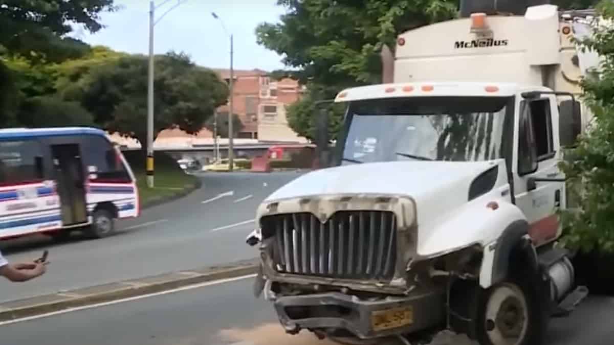 Murió patrullero afectado en accidente de camión de basuras en Medellín