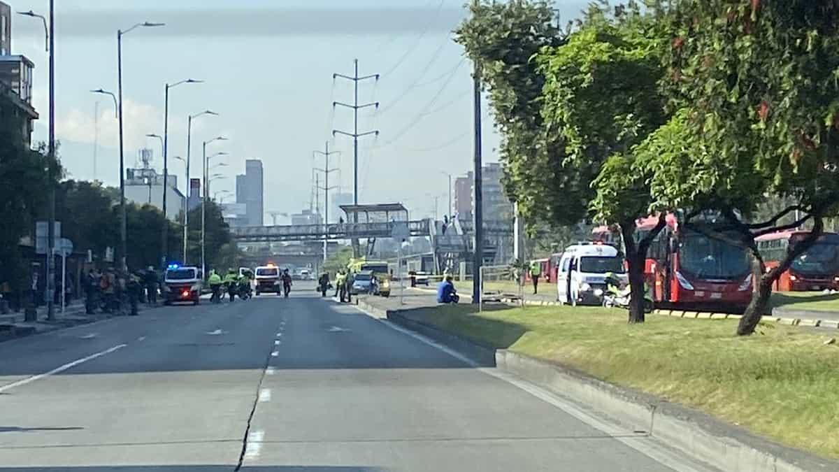 Una persona muerta en choque entre motociclista y bus de Transmilenio en Bogotá.