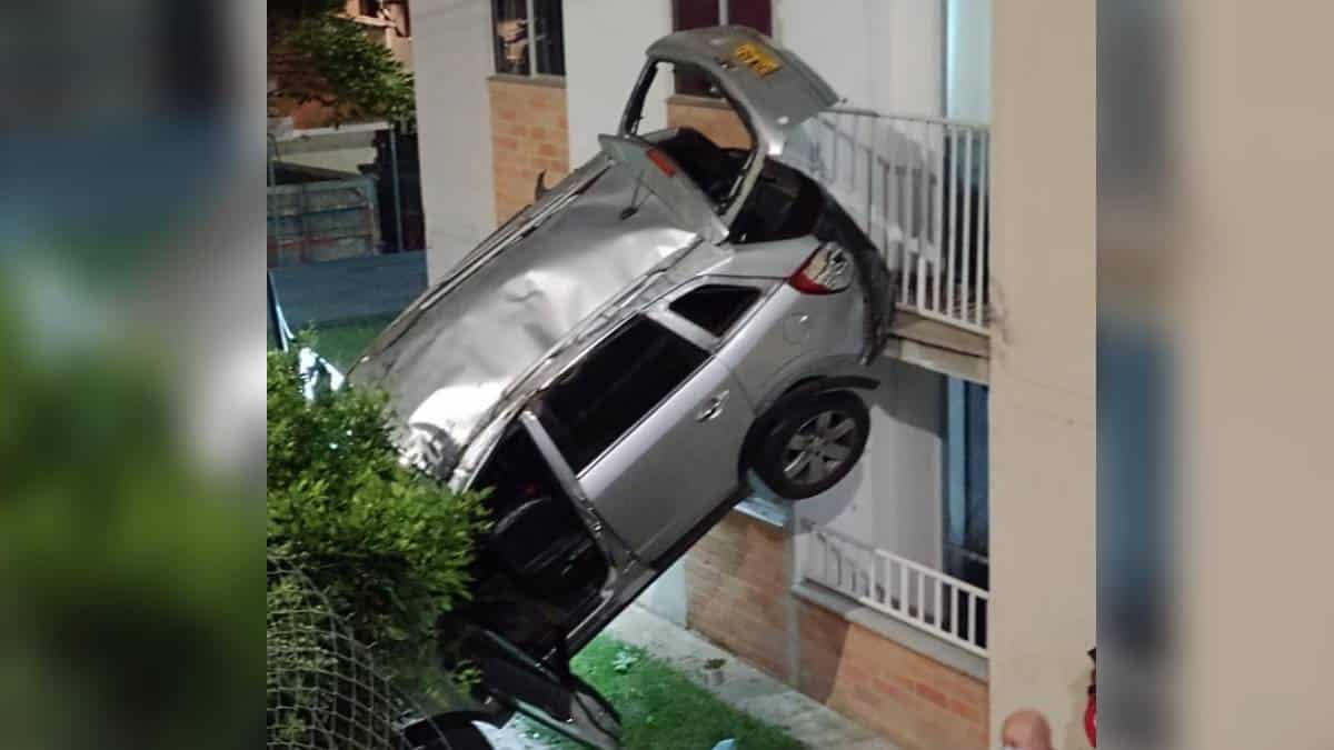 Accidente de un carro que se estrelló contra edificio en Bello