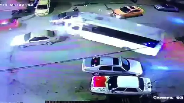 Dos motociclistas fallecieron tras ser arrollados por un bus sin frenos en Bogotá Dos motociclistas fallecieron tras ser arrollados por un bus sin frenos en Bogotá