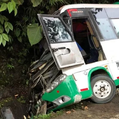 Trágico accidente de bus en la vía Urabá dejó tres muertos y 29 heridos ...