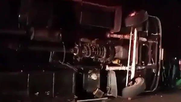 Grave accidente de bus en el que viajaban niños bailarines dejó una menor fallecida y 49 heridos