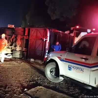 Una mujer y una niña murieron tras el volcamiento de un bus en la vía ...