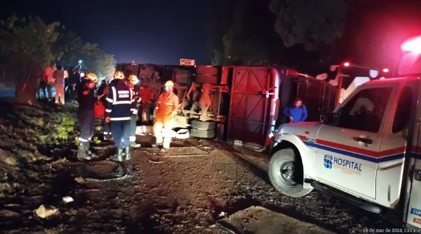 Una mujer y una niña murieron tras el volcamiento de un bus en la vía ...