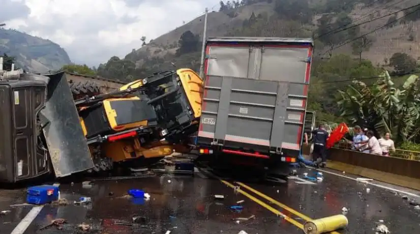 Impactante accidente en la vía Alto de La Línea - Cajamarca: dos camiones involucrados