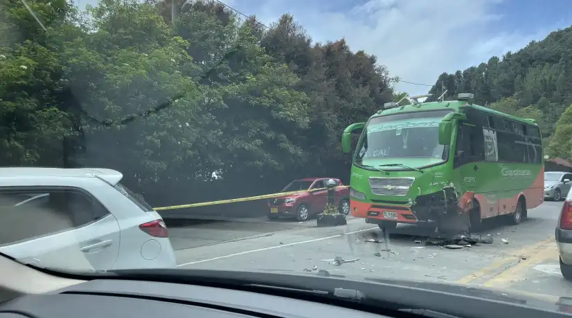 Aparatoso accidente en vía La Calera entre un bus y carro particular deja 6 personas heridas