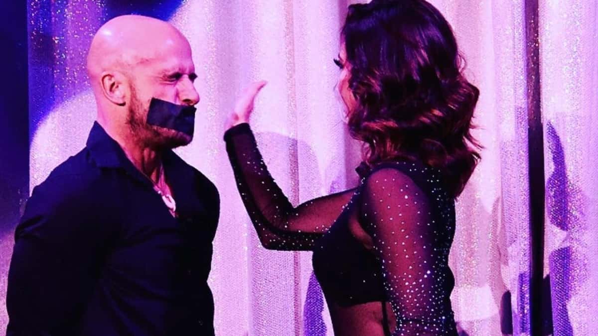 Impresionante accidente: ilusionista fue aplastado por dos carros en un truco mal hecho