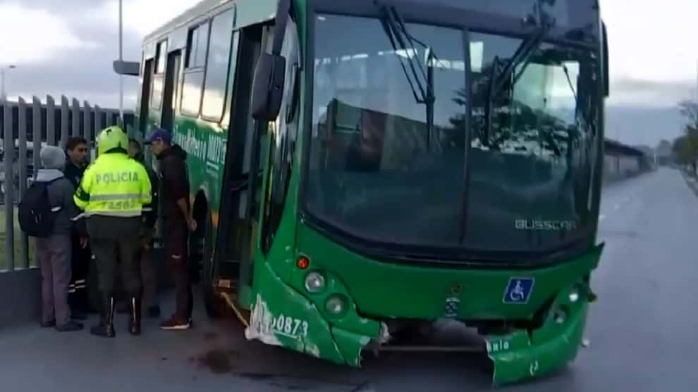Bus alimentador de Transmilenio derribó separador y quedó en contravía en el Portal El Dorado.