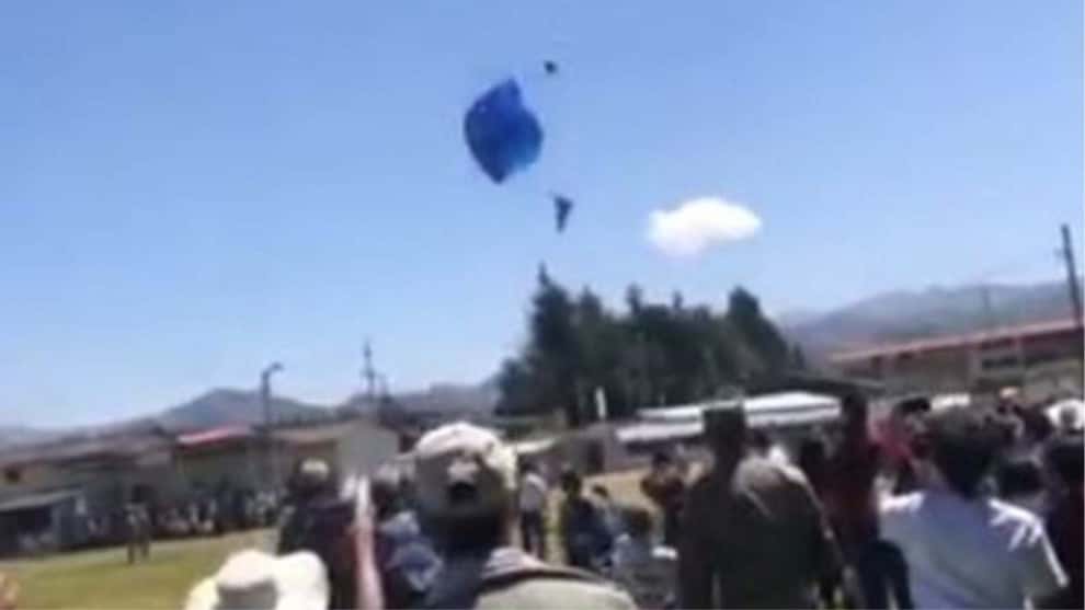 Muere instructor de paracaidismo al caer sobre el techo de una casa