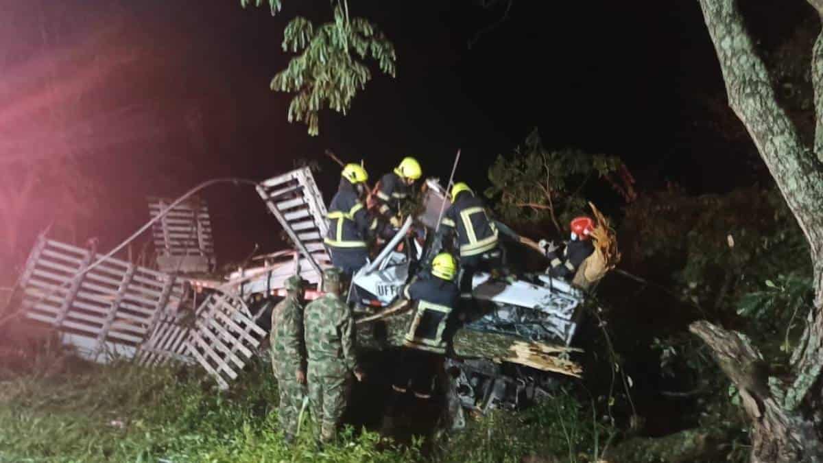 Soldados prestaron ayuda humanitaria tras accidente de tránsito en vía Altamira - Garzón
