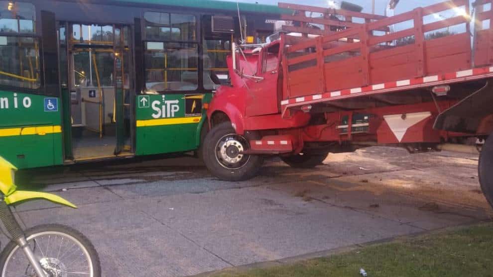 Camión se estrelló con bus alimentador en la Autopista Norte de Bogotá
