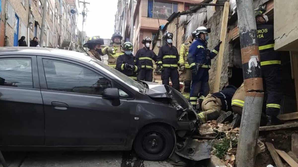 Un vehículo particular chocó contra vivienda en Suba