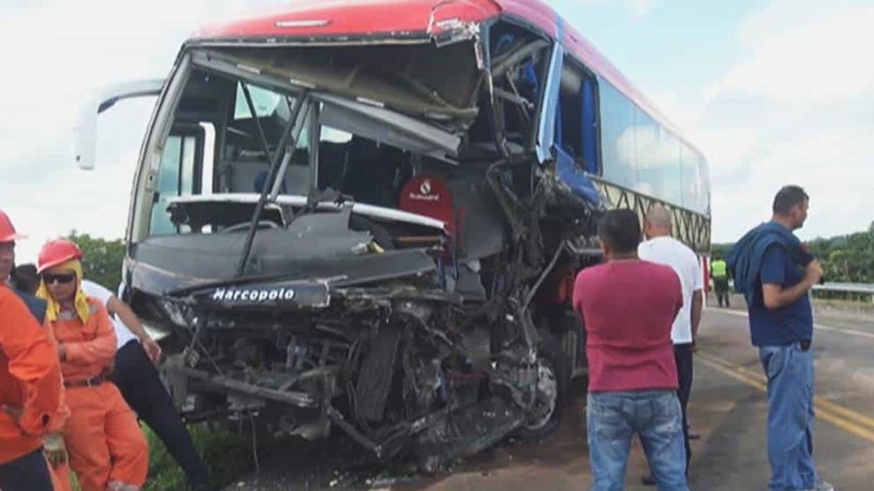 Una persona muerta deja choque entre un bus y un tractocamión en ...