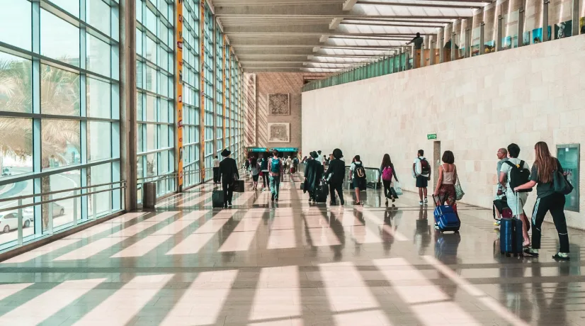 Imagen de referencia tomada de Unsplahs Mujer descubre a su esposo con otra mujer en aeropuerto