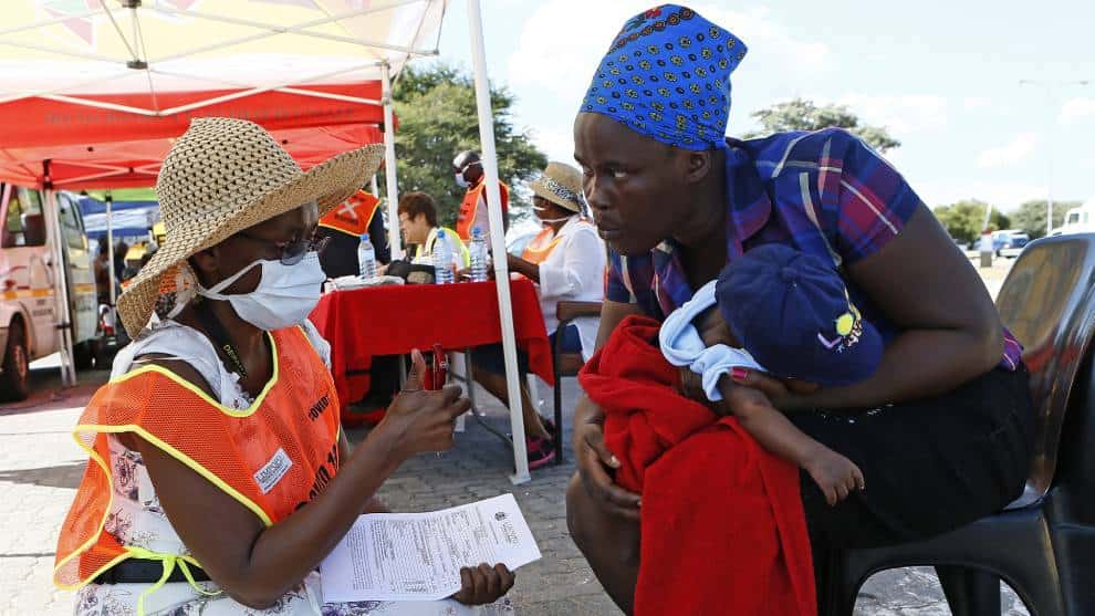 Médico se disculpa tras sugerir que estudios de covid-19 se prueben en africanos