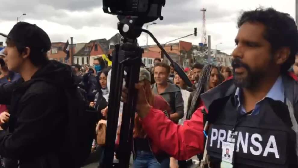 Manifestantes agreden a la prensa durante marchas en Bogotá