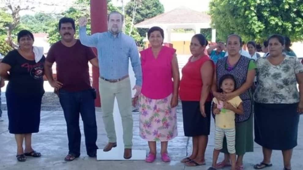 El alcalde que tiene un ‘doble de cartón’ que lo remplaza en eventos púbicos y reuniones