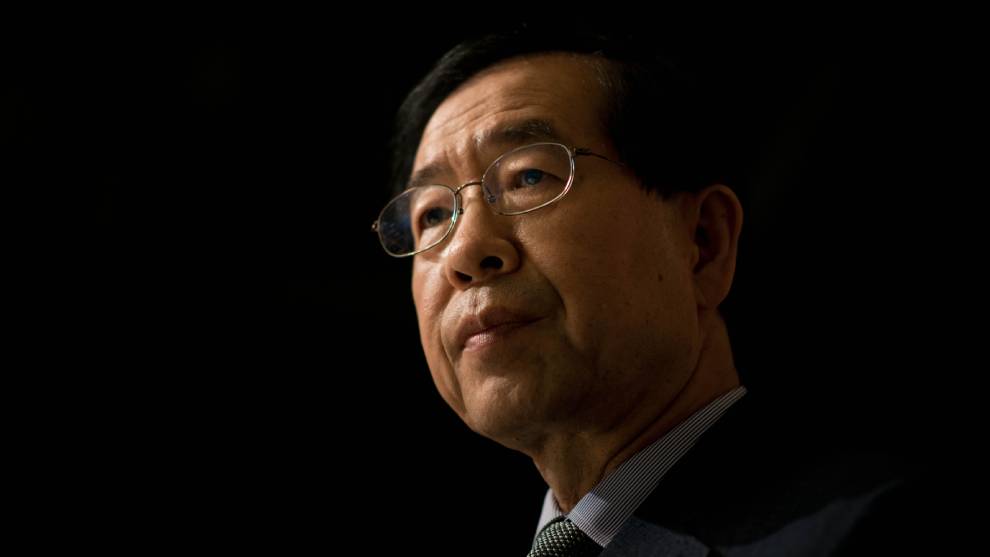 Hallan muerto al alcalde de Seúl quien había reportado como desaparecido