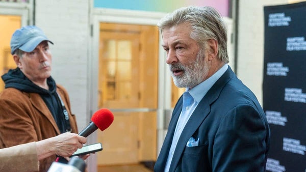 Revelan imágenes de dramática escena en la que Alec Baldwin disparó en el set